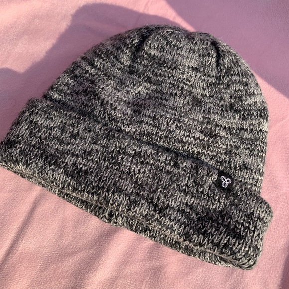 BRAND NEW WITH TAG TNA ARITZIA MONTANE HAT beanie - Picture 1 of 4